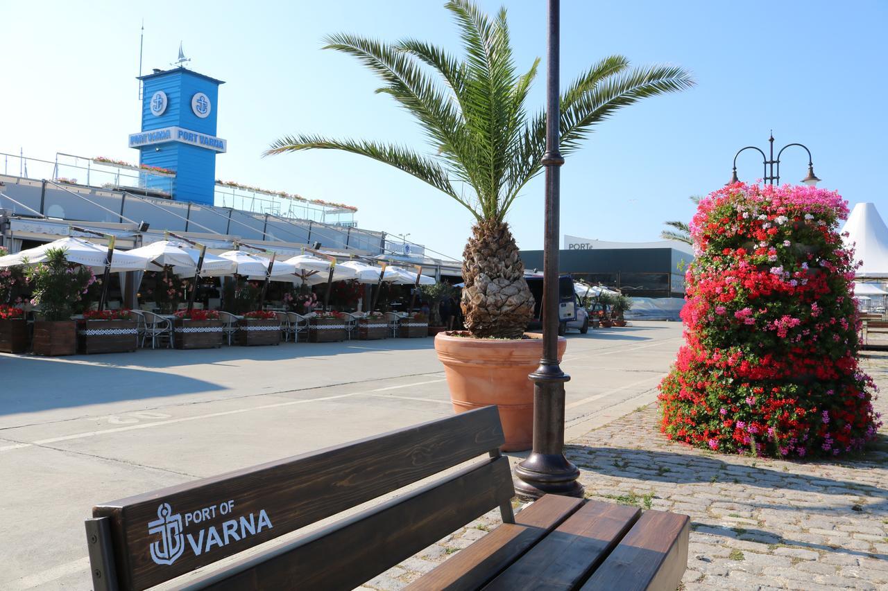 Sea Port Celebrity Apartment - Lets4Holiday Varna ภายนอก รูปภาพ